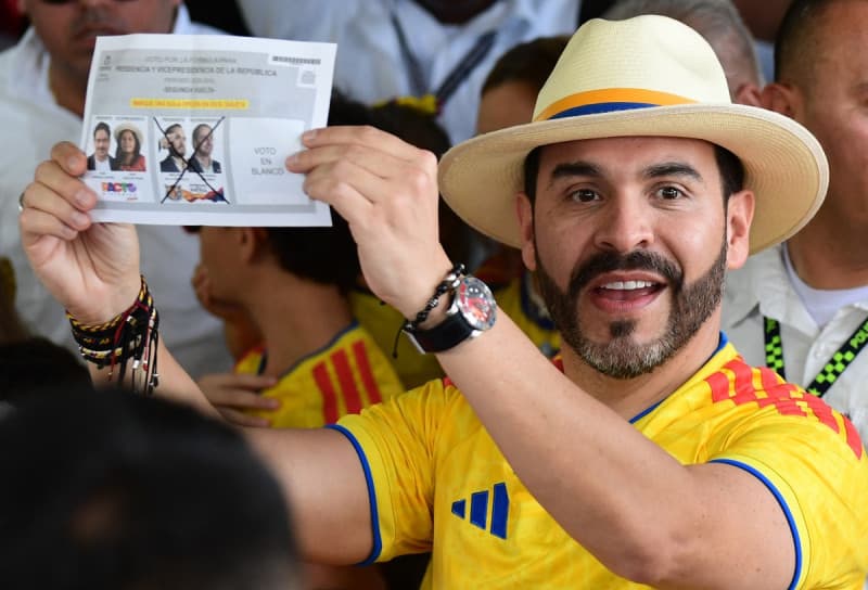 El candidato presidencial colombiano del movimiento Defensores de la Patria, Abelardo de la Espriella, muestra su papeleta de votación mientras emite su voto en un colegio electoral durante la segunda vuelta de las elecciones presidenciales en Barranquilla.AFP