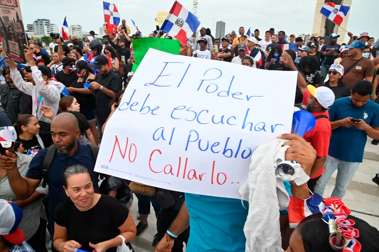 RD retoma la protesta: cacerolazos nocturnos y multitud en la Plaza de la Bandera
