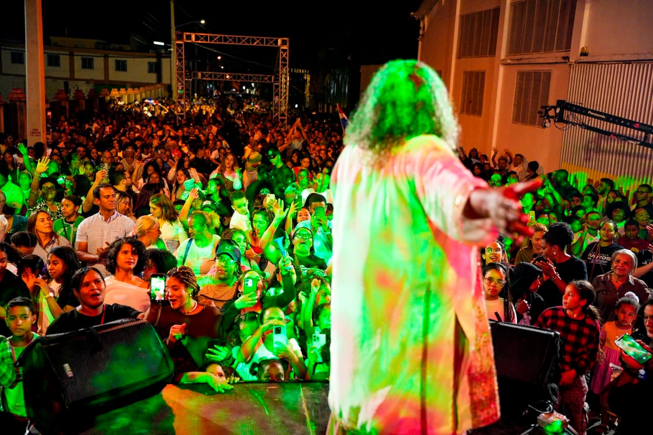 Constanza vive multitudinaria noche de fe en el histórico concierto “Adorando Juntos”