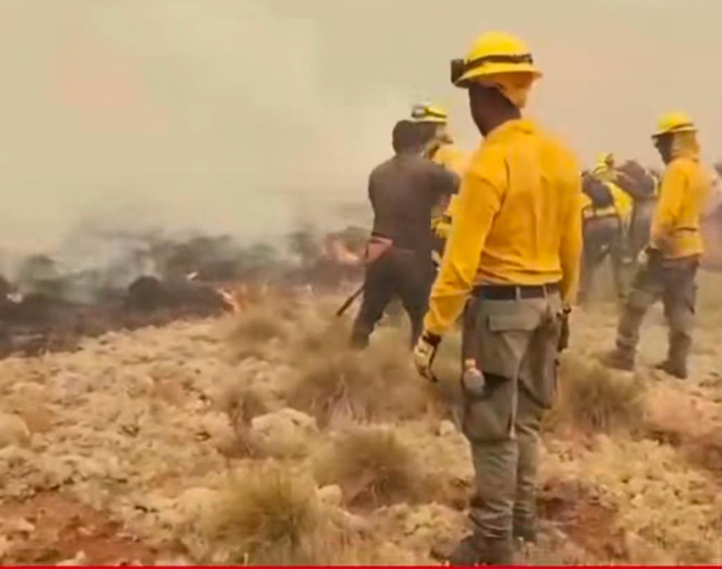Refuerzan combate a incendio en la Sierra de Bahoruco