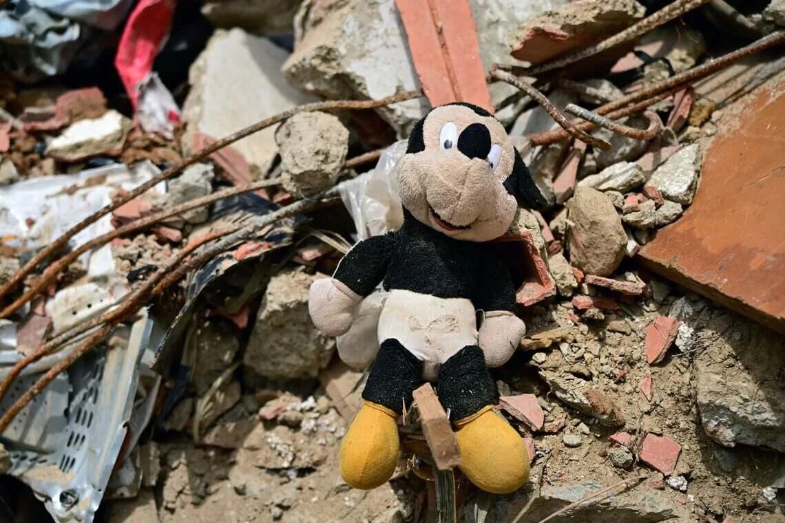Esta imagen muestra un peluche de Mickey Mouse entre los escombros de un edificio colapsado en Caraballeda, estado La Guaira, Venezuela, el 10 de julio de 2026, tras los terremotos ocurridos el 24 de junio.
