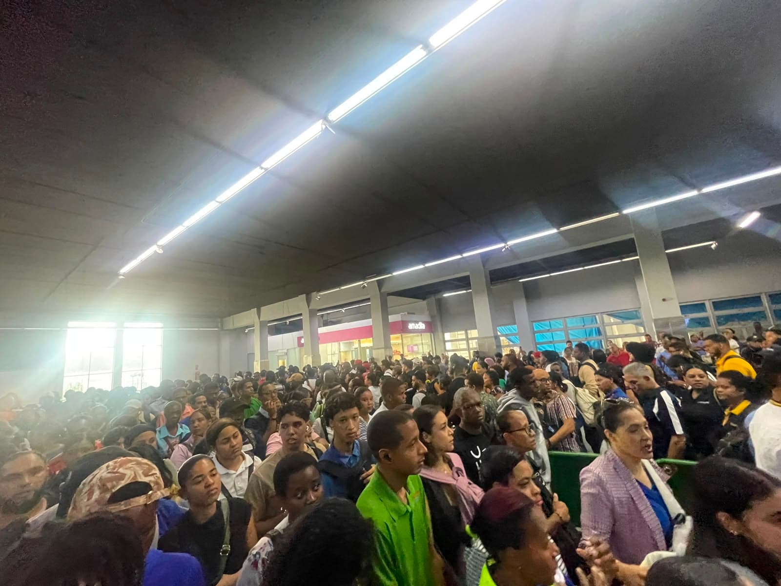 Largas filas en estación María Montez