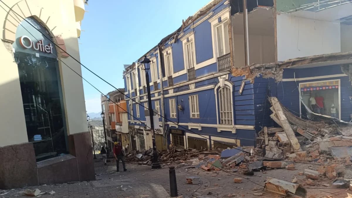 Presidente de Colombia asume atención de emergencia tras sismo de 7,4 en Colombia
