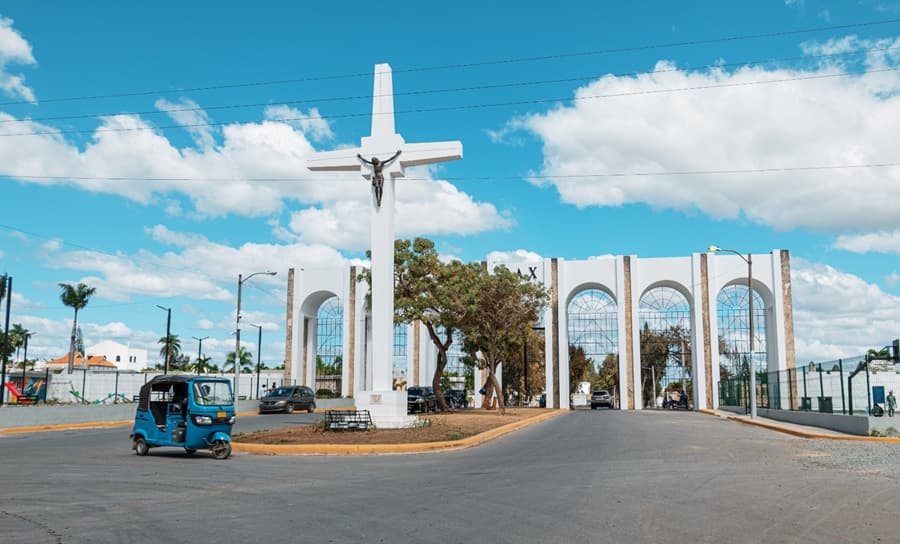 Cementerio Cristo Redentor convertido en escenario de robos, profanación y abandono