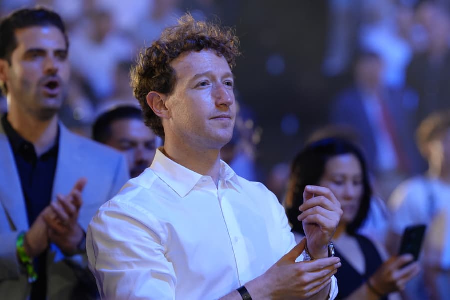 Zuckerberg defiende "empoderar a las personas" con la IA frente a los llamados a regularla