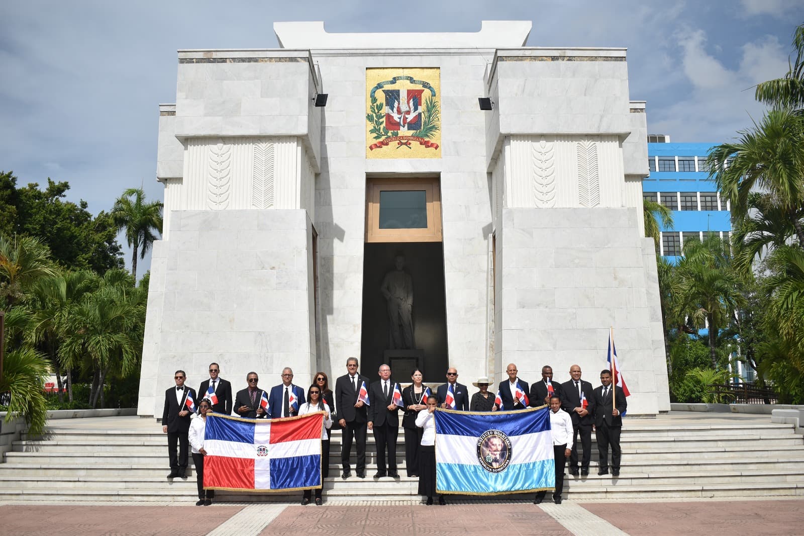 Directivos y miembros del Instituto Duartiano en el Altar de la Patria.