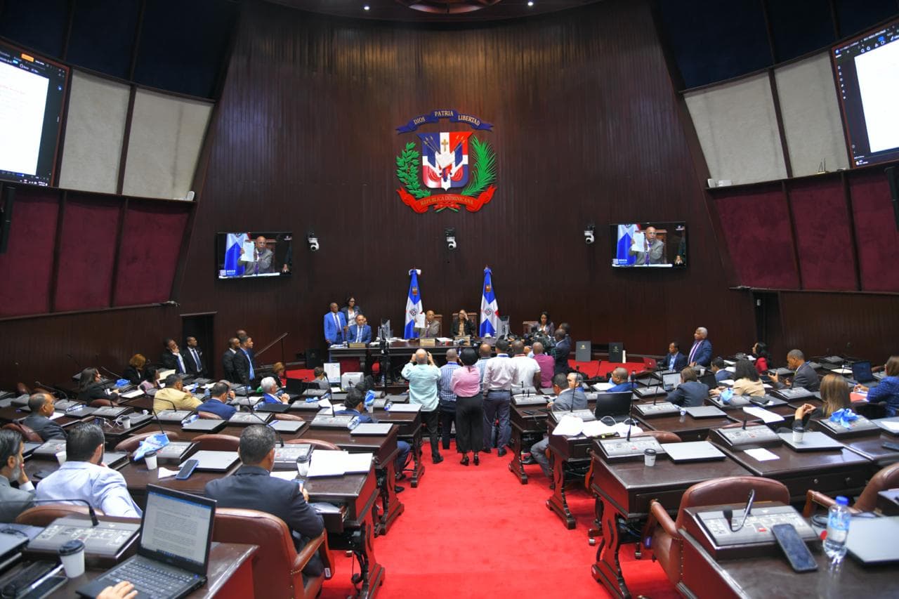 A sugerencia del presidente de la Cámara de Diputados, Alfredo Pacheco, fue aprobada la propuesta de formación de una Comisión Bicameral que estudiará las referidas iniciativas de ley.